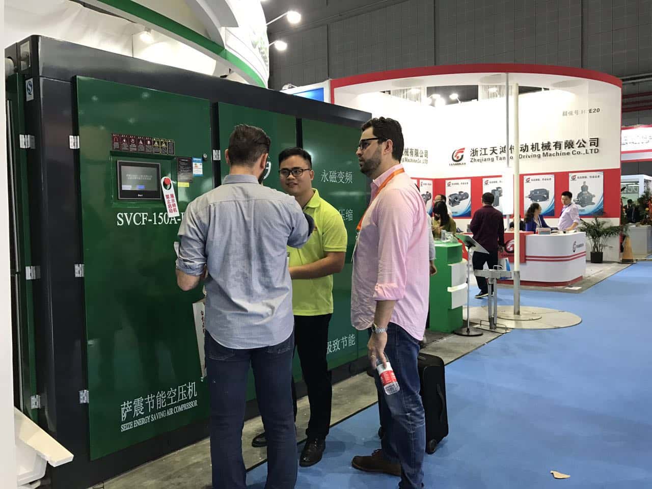 薩震節(jié)能空壓機(jī)工作人員與外國(guó)友人交談