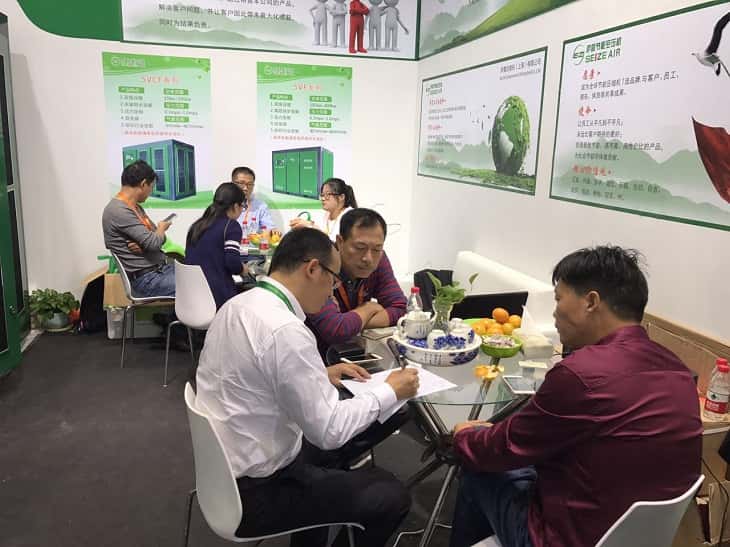 展會(huì)訪客在洽談區(qū)與薩震空壓機(jī)工作人員交流