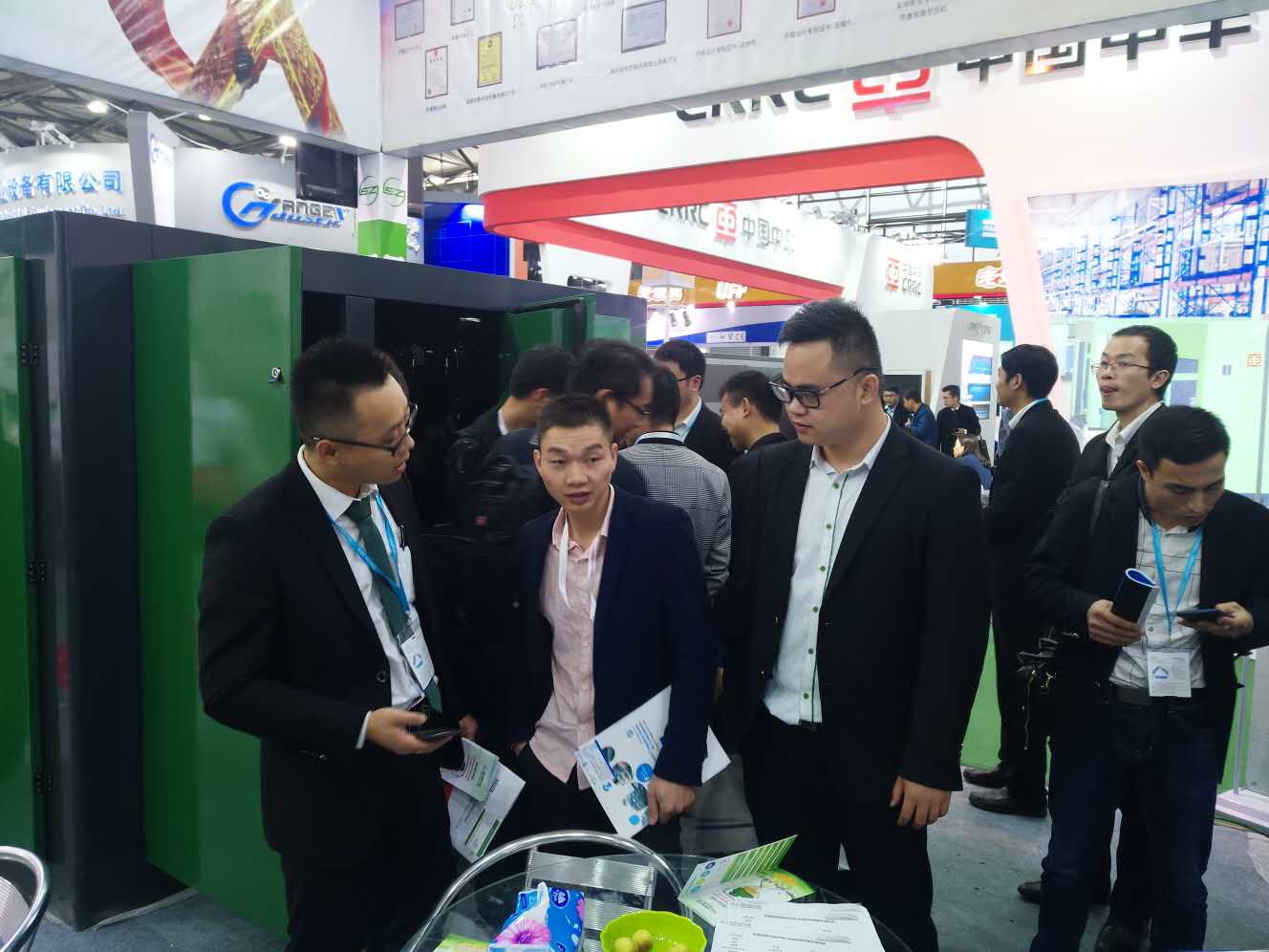 客戶(hù)觀看薩震節(jié)能空壓機(jī)